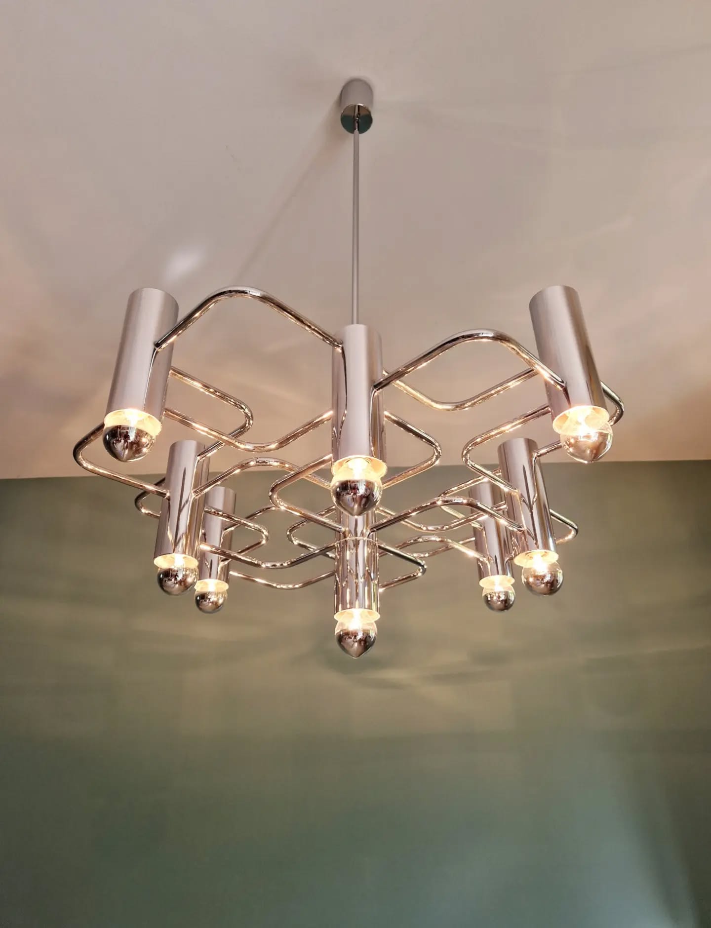 Large geometric chandelier in chrome metal, design by G. Sciolari, 1970.
