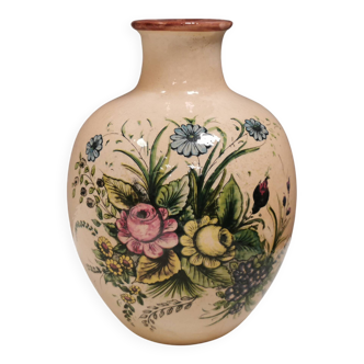 Italian vase from the 70s, in a delicate pink color with floral decoration.