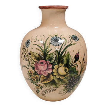 Vase italien des années 70, d'une délicate couleur rose avec une décoration florale.