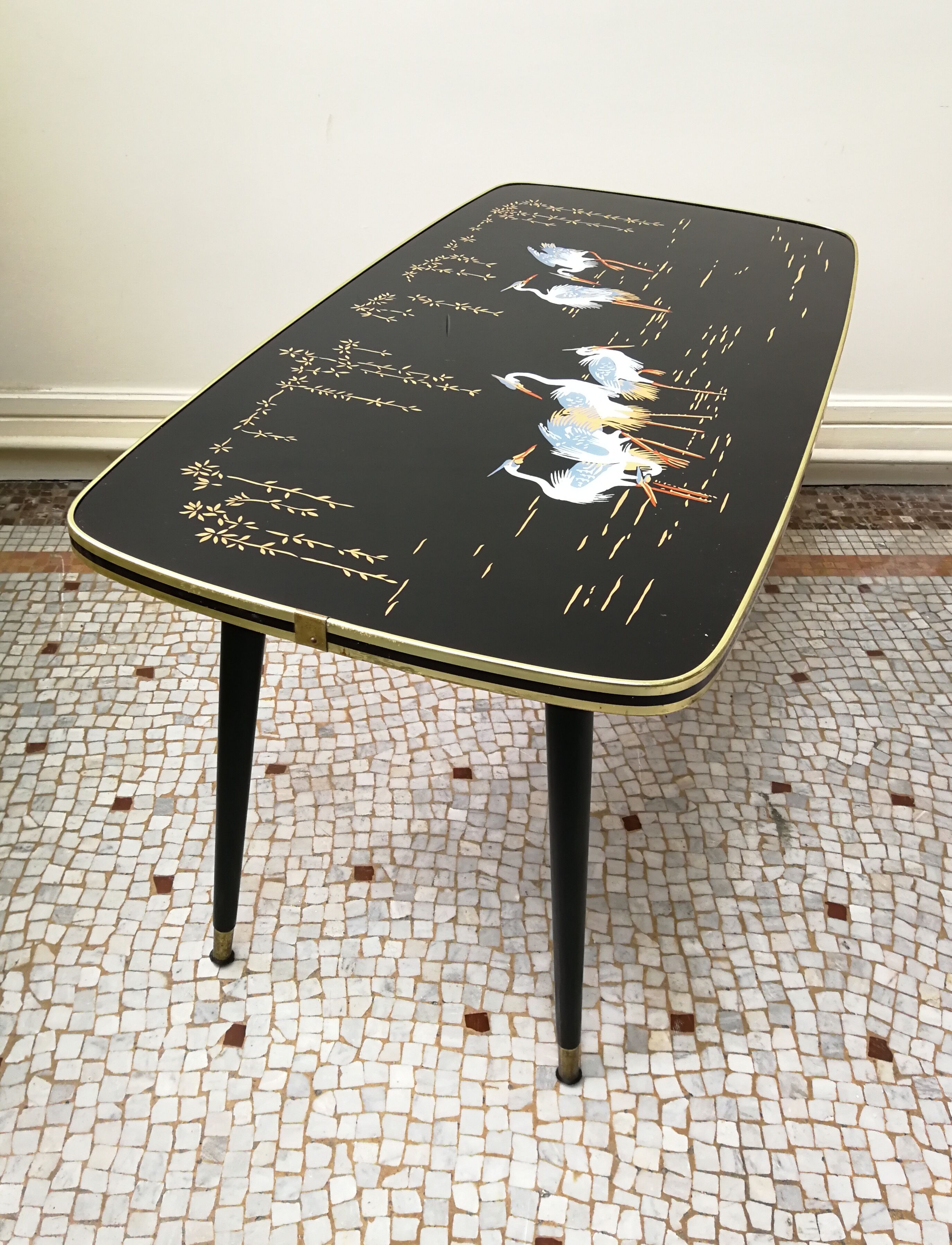 Vintage coffee table with heron décor