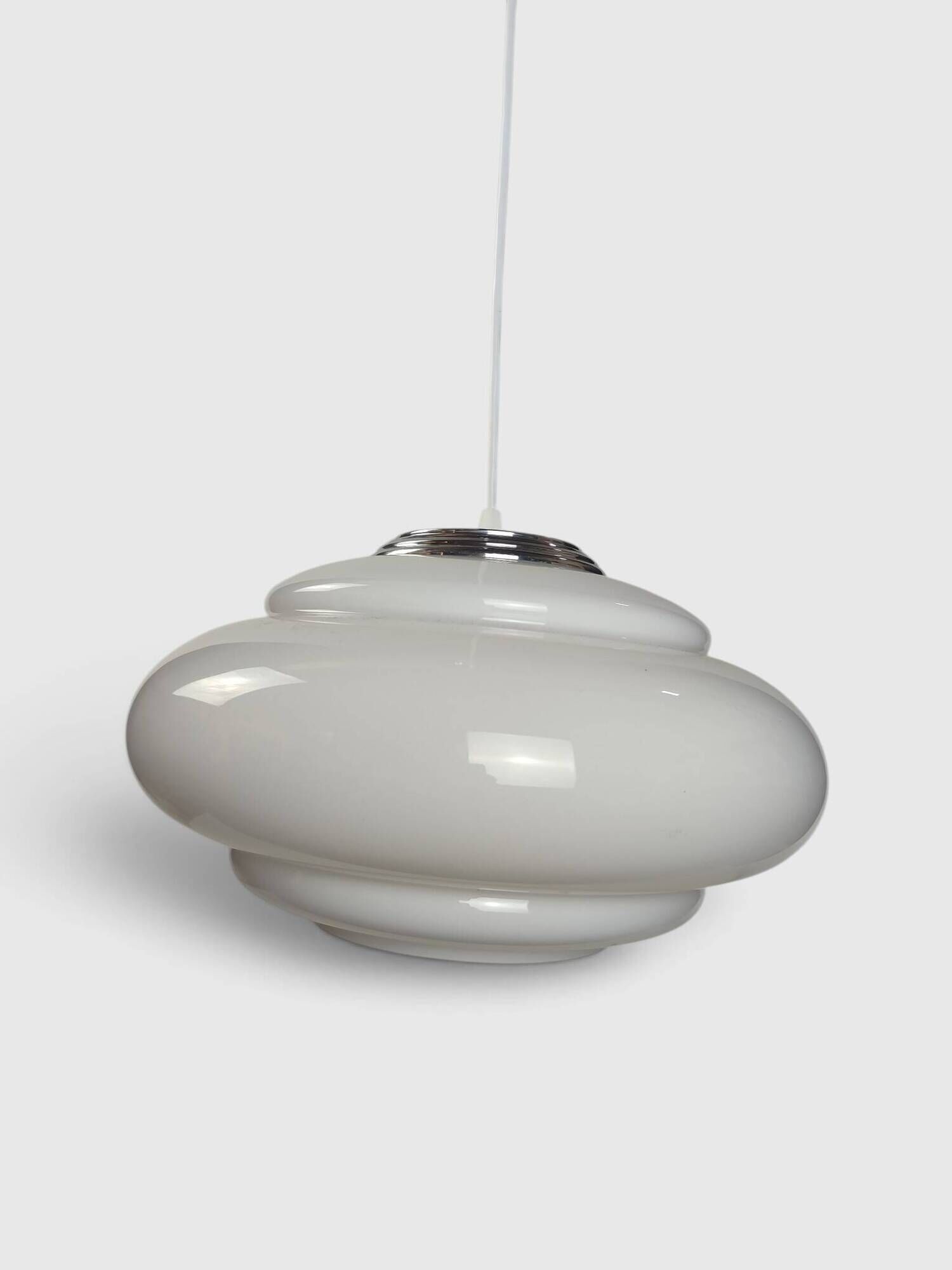 Suspension UFO in white opal with steps and chrome metal