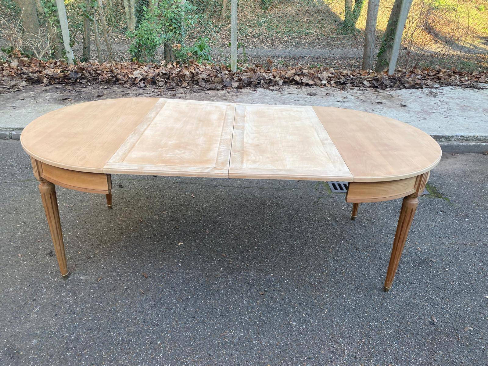 Renovated Louis XVI extendable round table from the 19th century, 260cm.