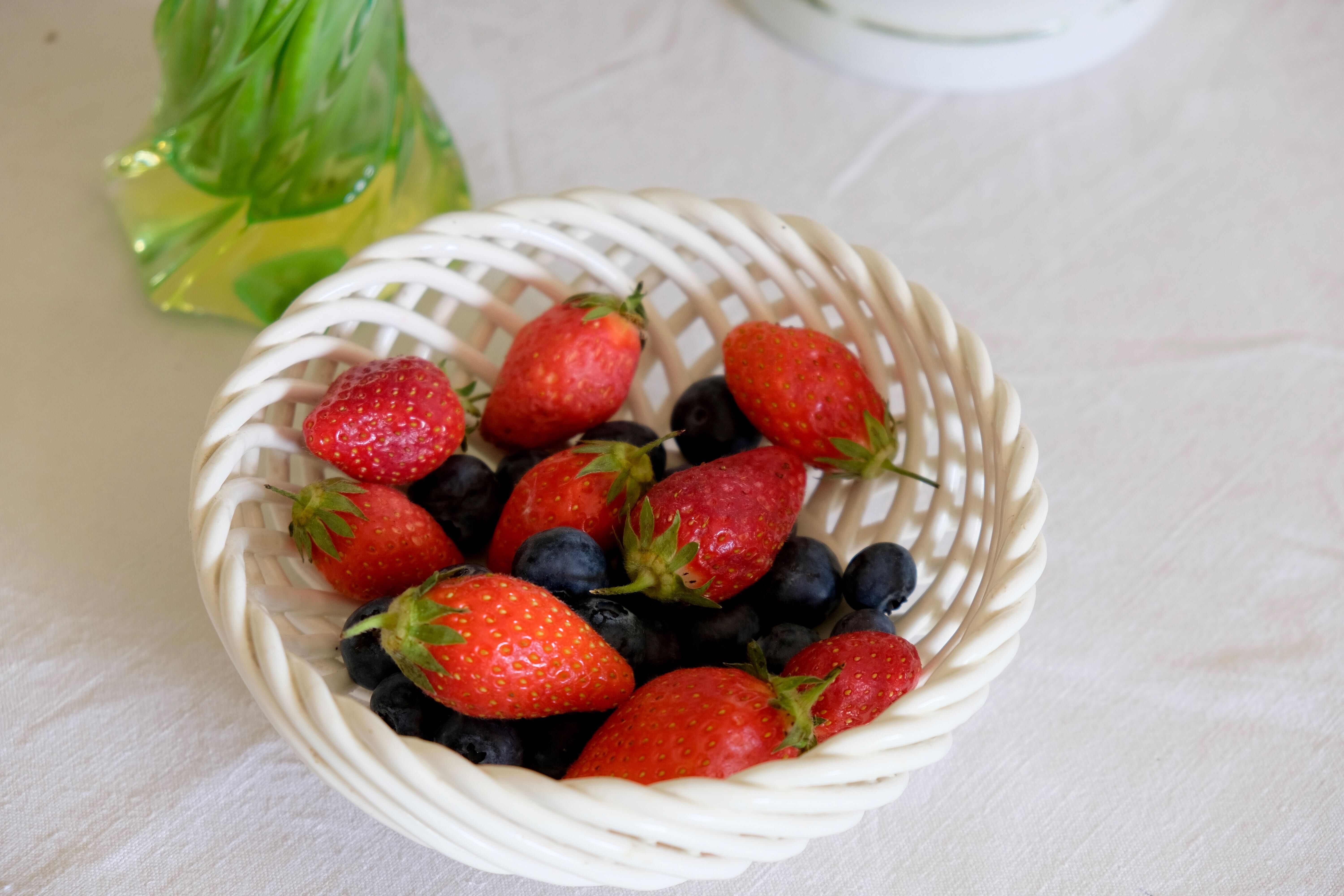 Cup fruit braided white twisted ceramic earthenware