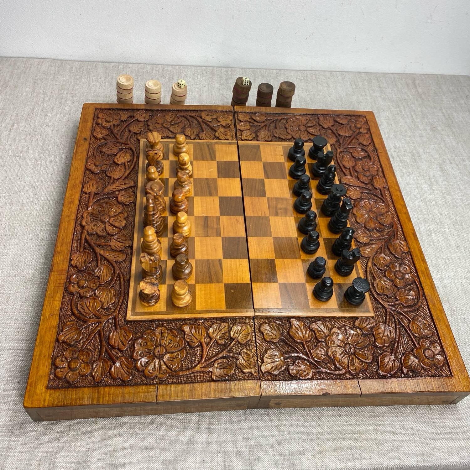 Chess and backgammon set in carved wood and marquetry