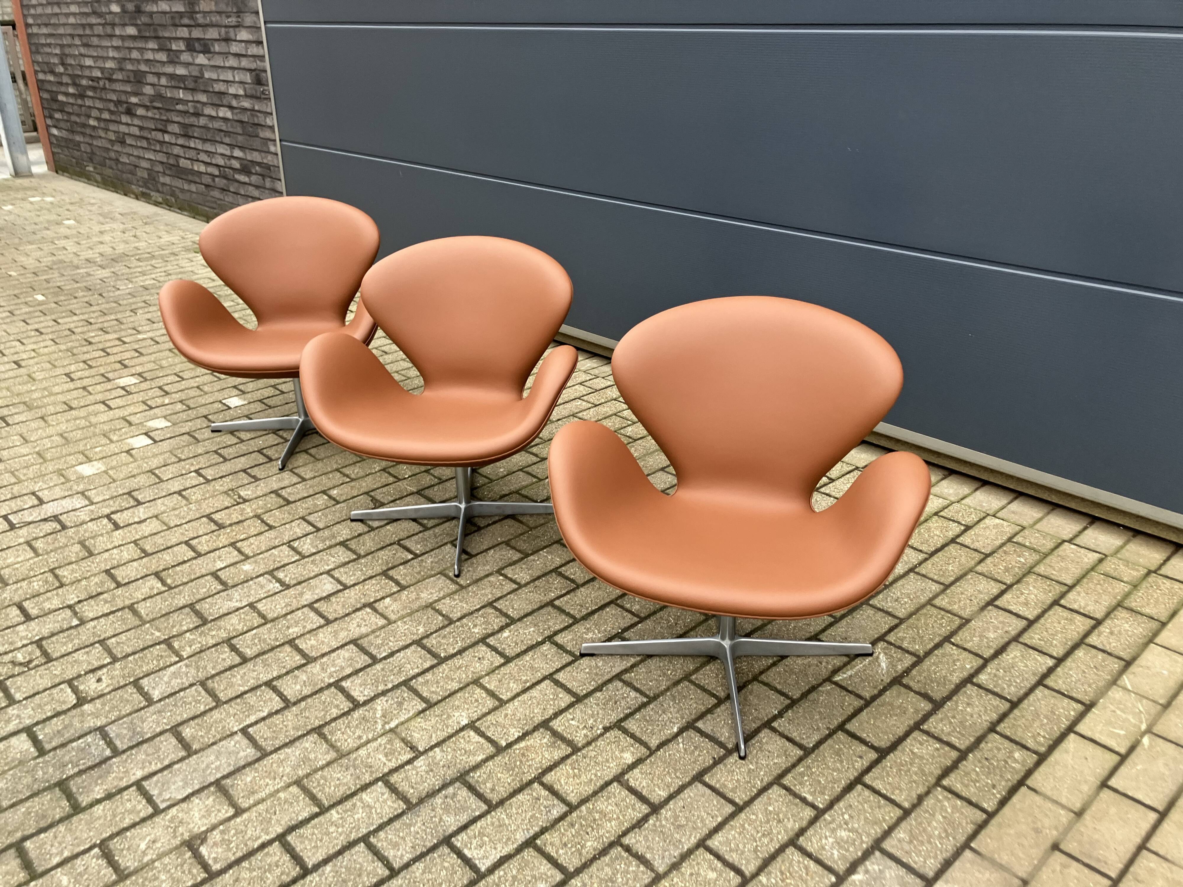 2x Fritz Hansen Swan chair by Arne Jacobsen, NEW condition!!