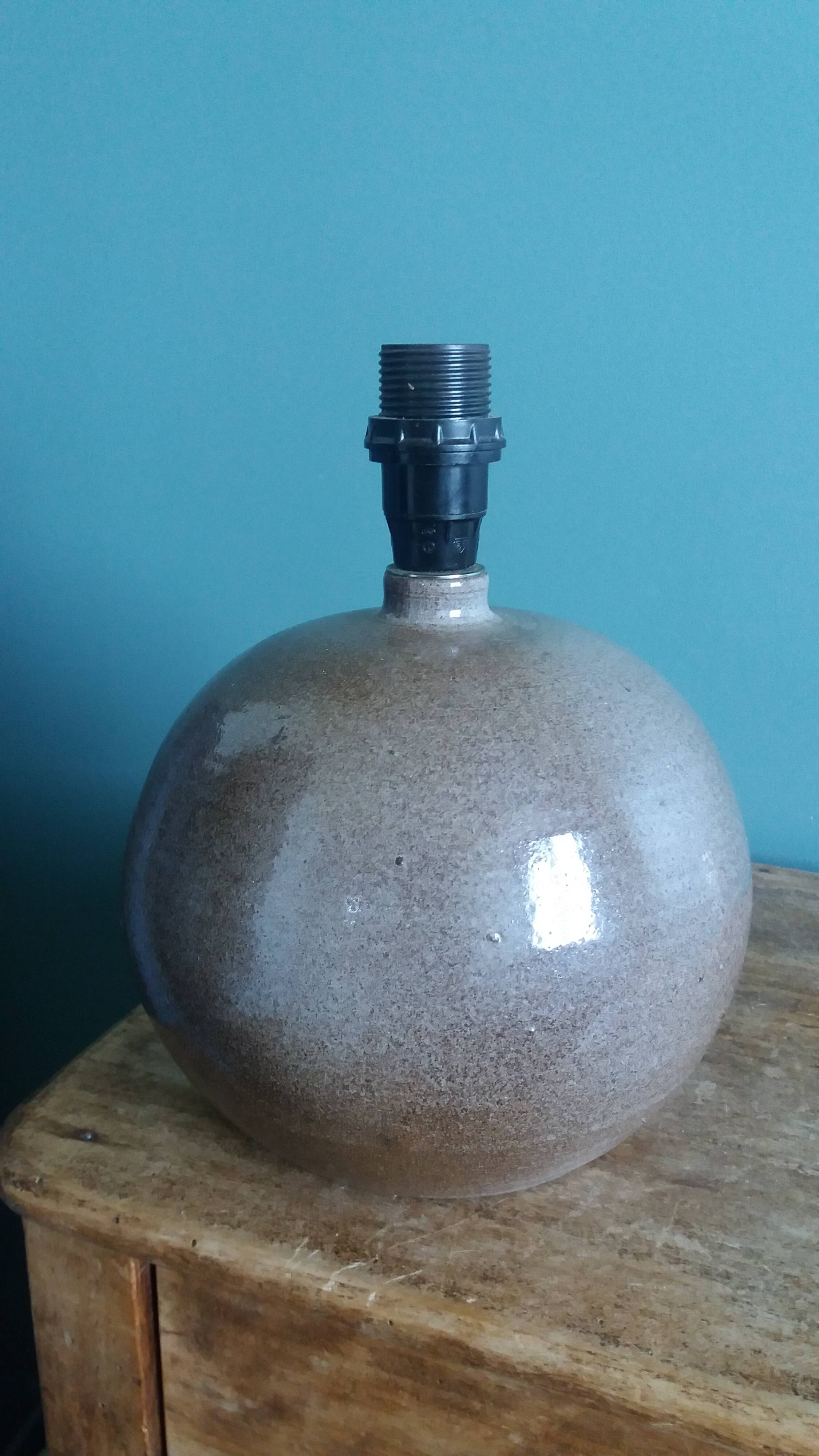 Pied de lampe boule signé Eric Debruyne couleurs greige, marron, taupe