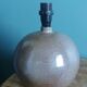 Pied de lampe boule signé Eric Debruyne couleurs greige, marron, taupe