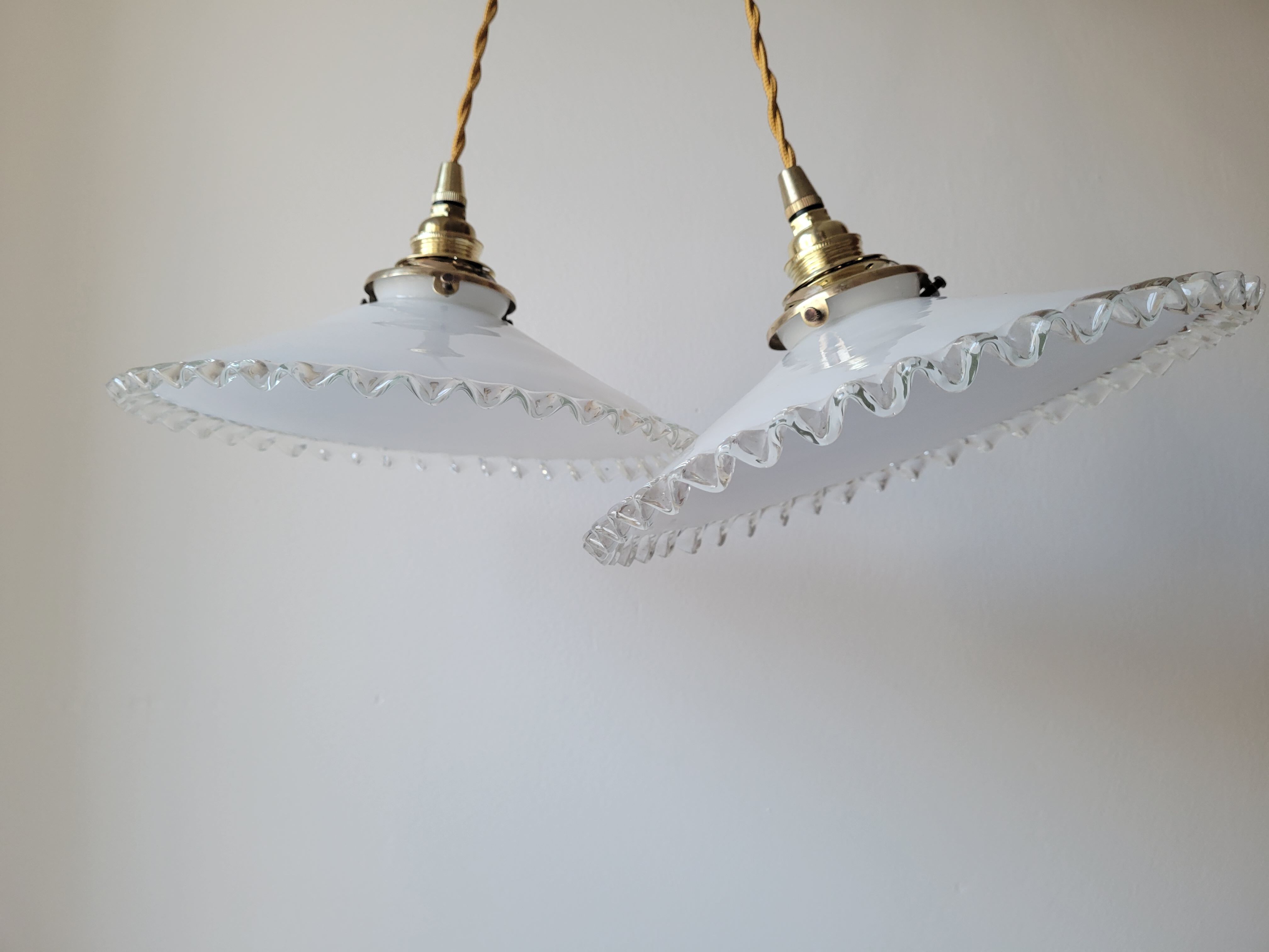 Pair of serrated opaline suspensions