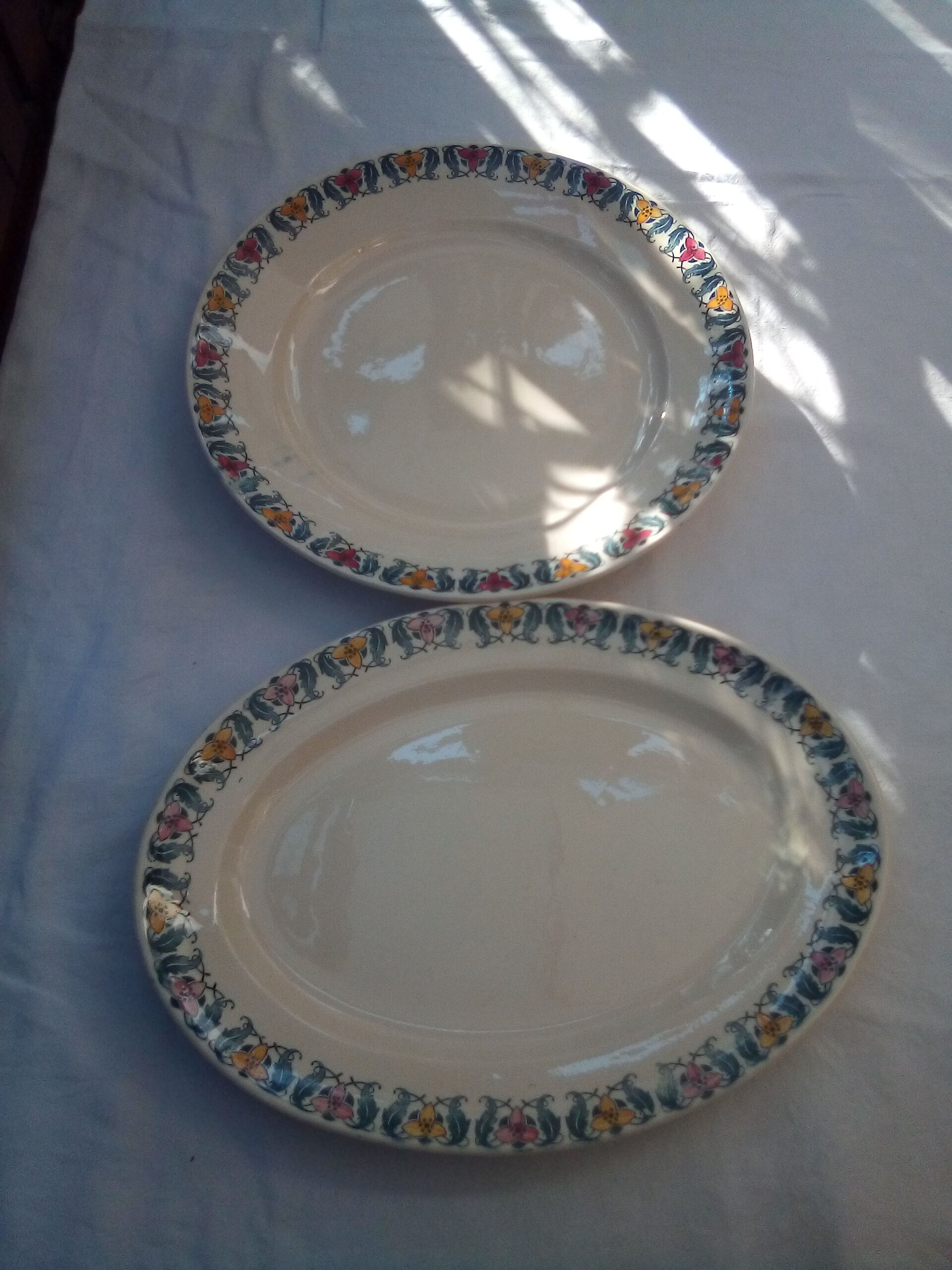 Ensemble de 2 plats Terre de fer Berthe / Longchamp