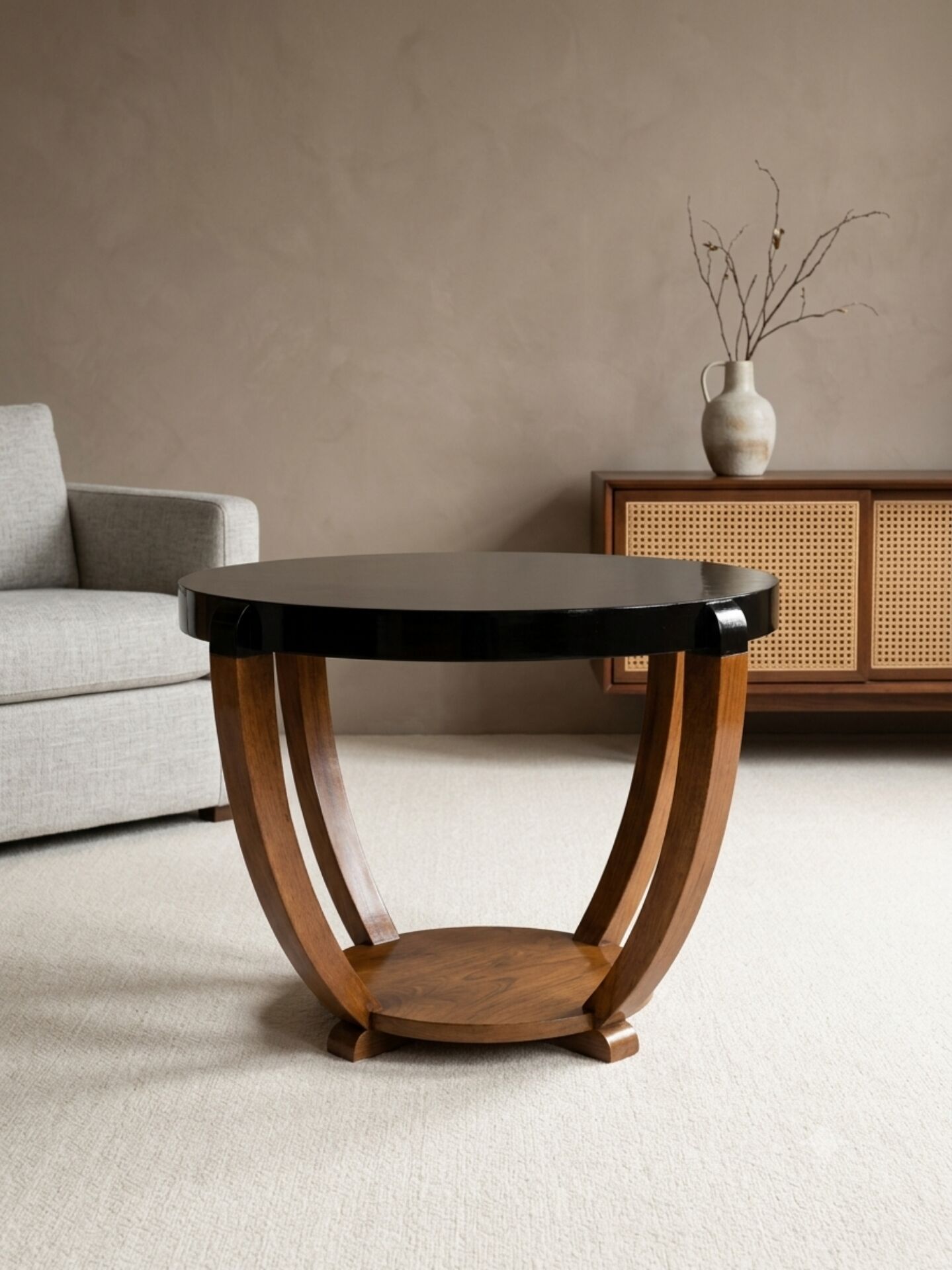 Grand guéridon / Table basse Art Déco à pieds sabres (1930) – Laque no