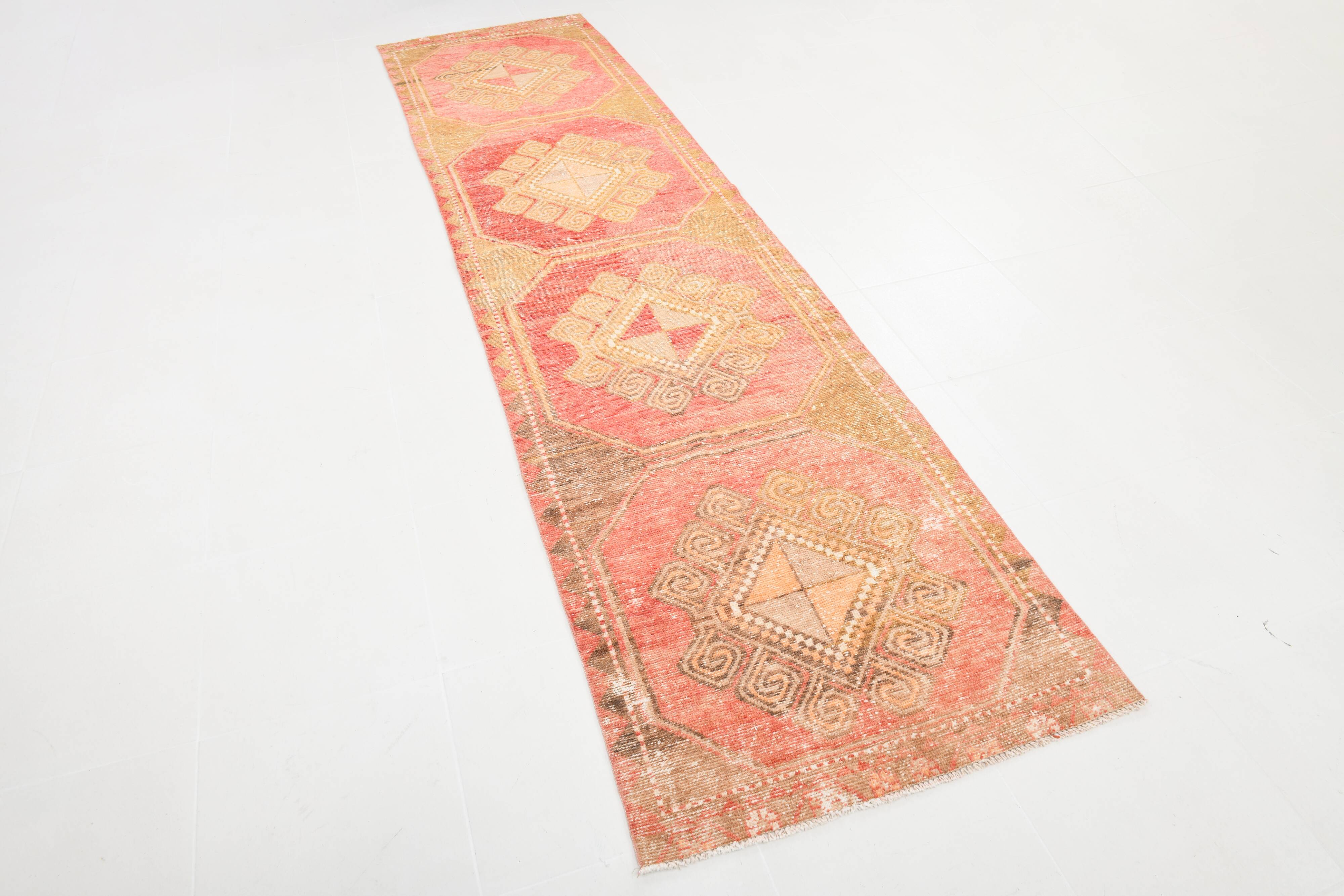 Tapis Couloir Vintage Turc, Rouge Corail, Brun Camel & Beige Géométrique
