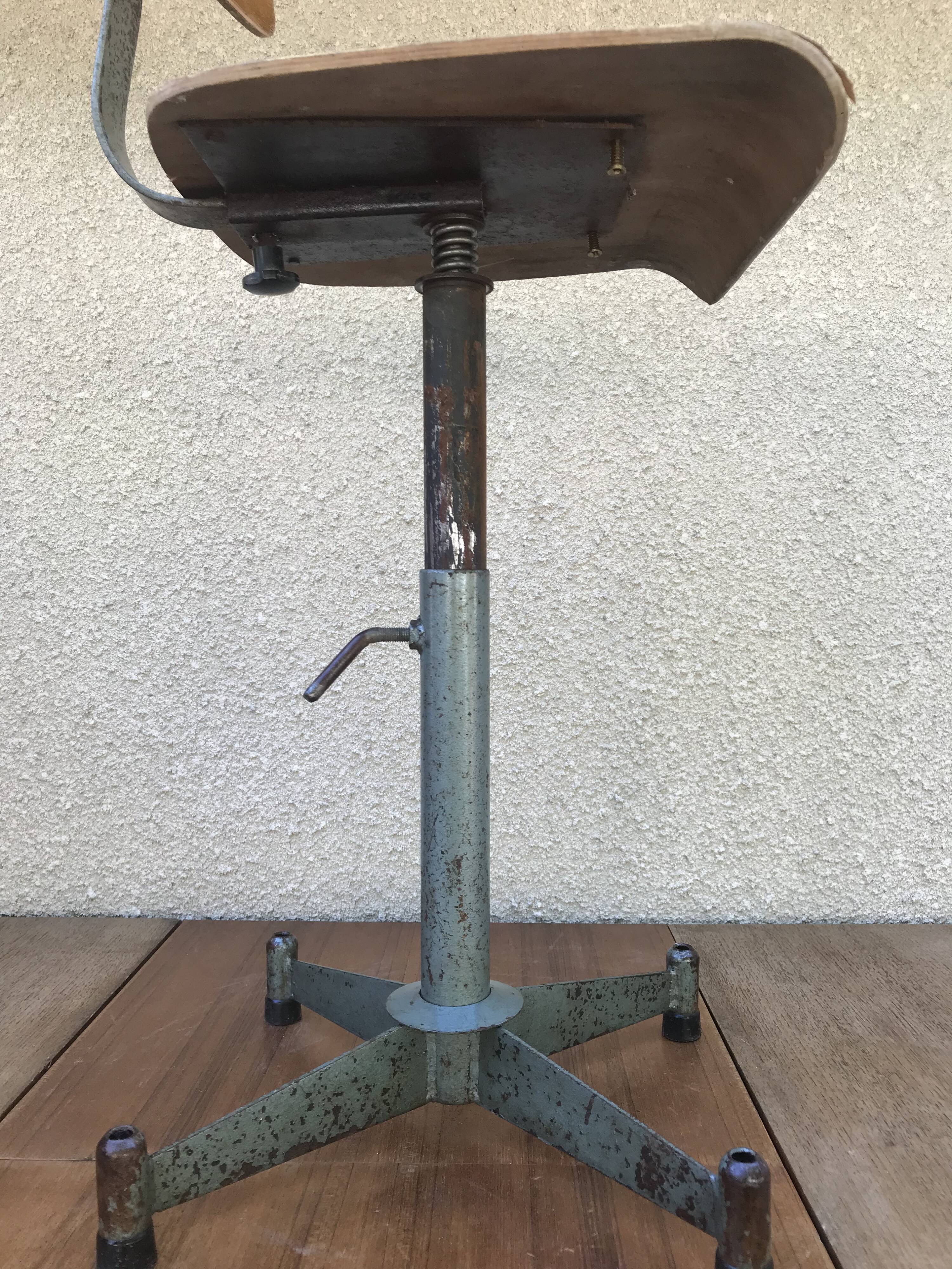 Former metal workshop chair - wood assise adjustable height vintage
