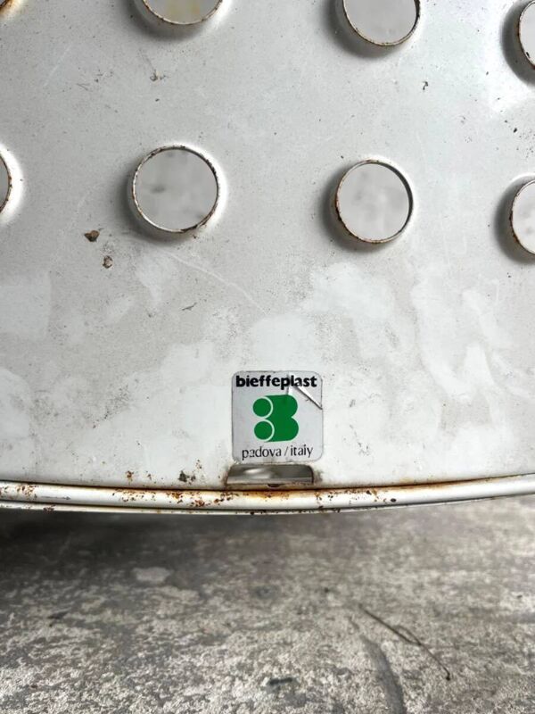 Chaise Omstak en acier laqué blanc, conçue par Rodney Kinsman pour Bieffeplast (1971). Piètement traîneau industriel