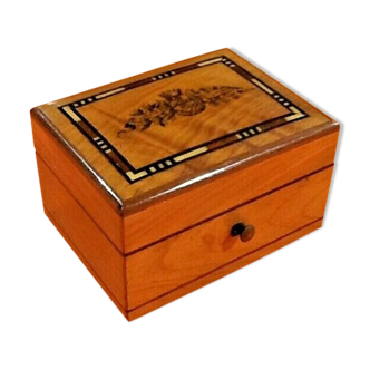 Box / Stamp box Veneer wood decorated with rinsings, coat of arms ...