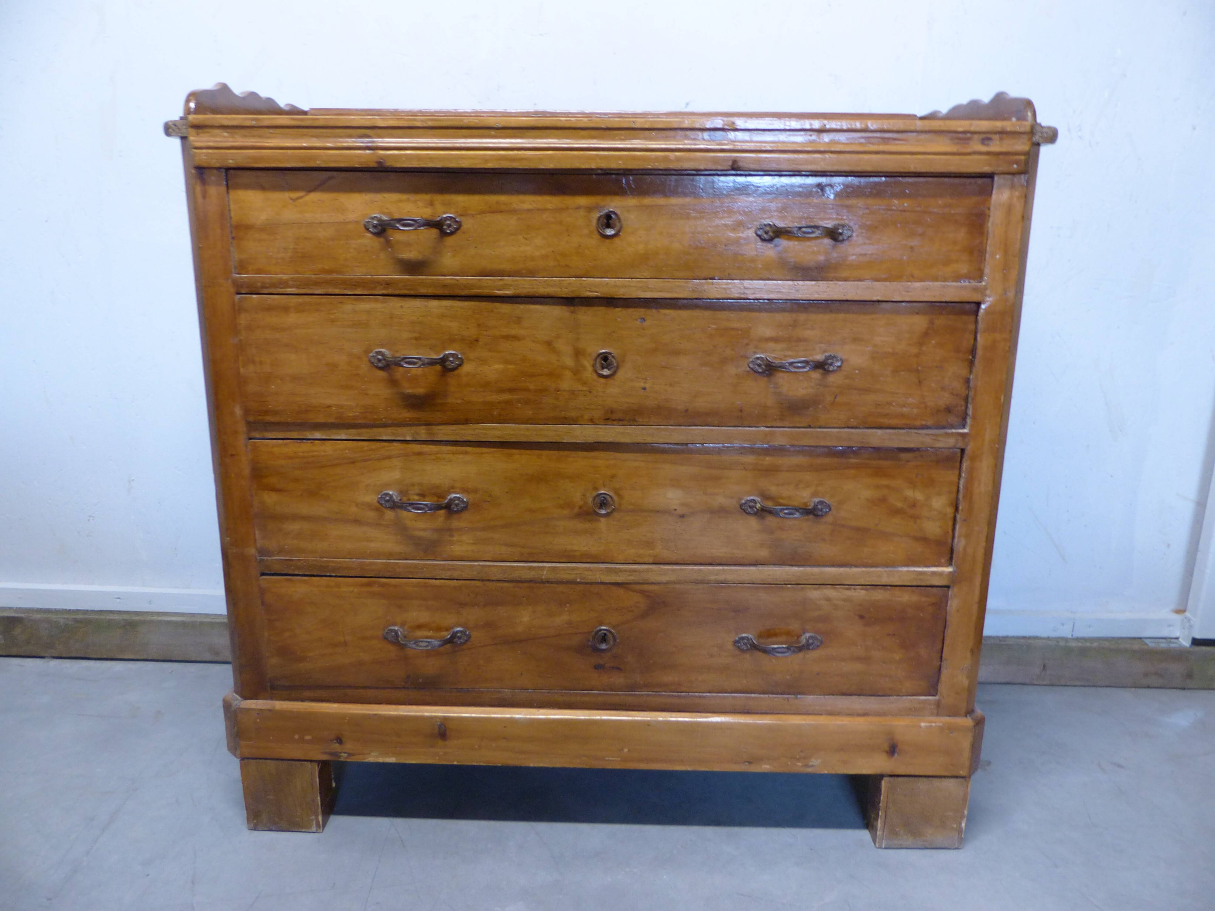 Old dresser 4 drawers