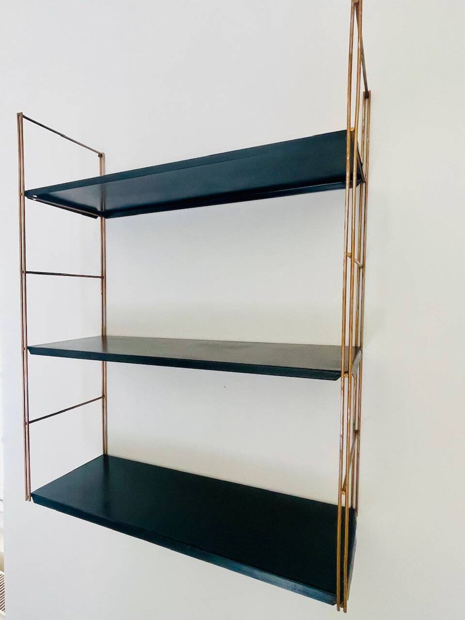 Etagère murale vintage modulable, metal et laiton circa 1960s
