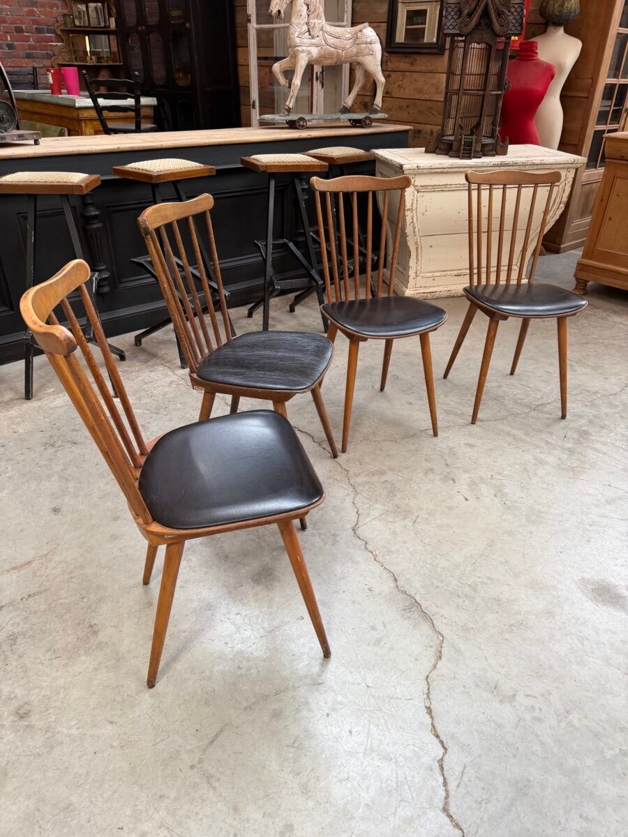 Suite de 4 chaises « Baumann » pour Henri Julien
