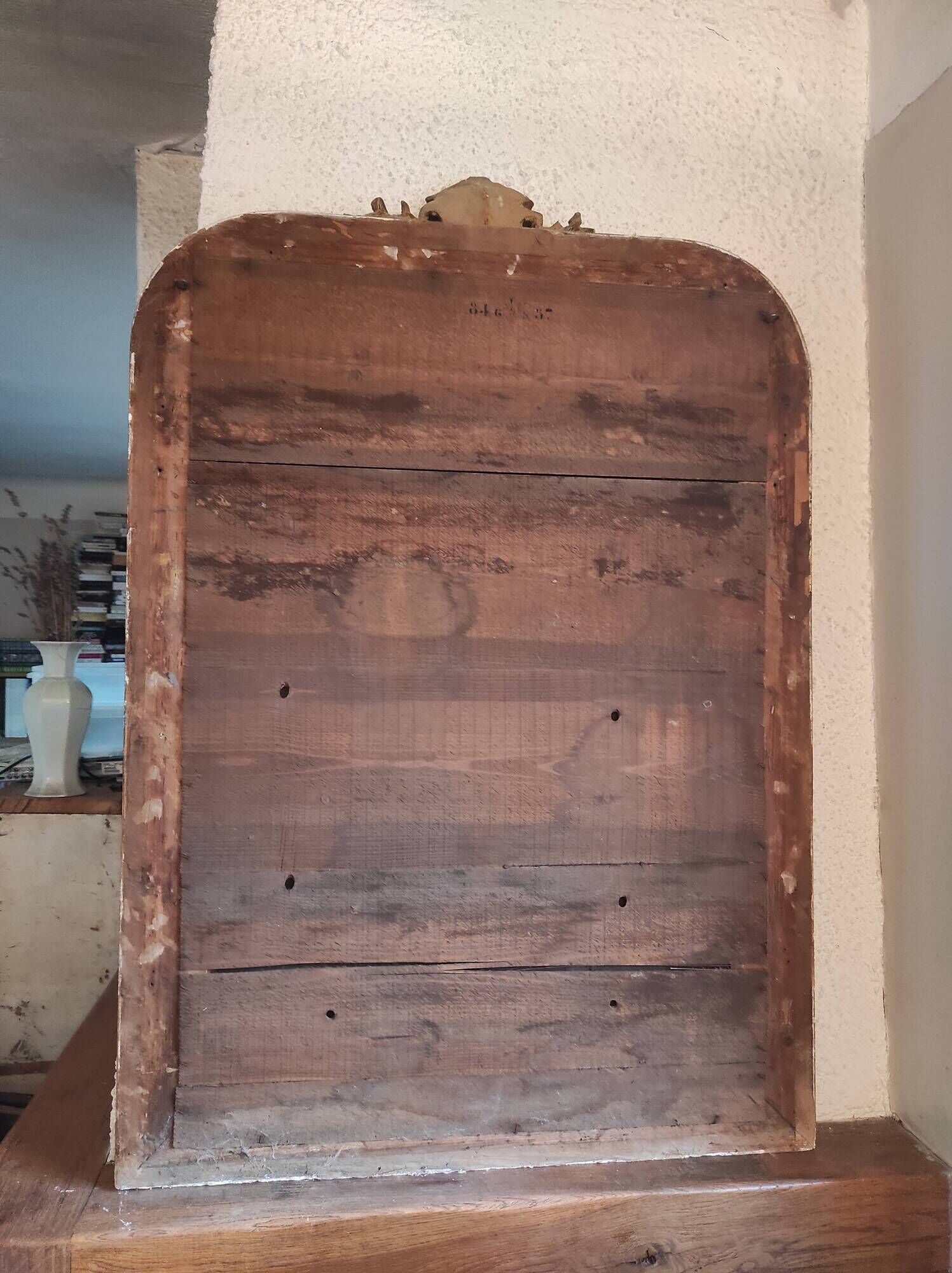 Miroir Louis Philippe de cheminée à fronton de la fin du 19e siècle en bois et stuc redoré, 115x78 cm