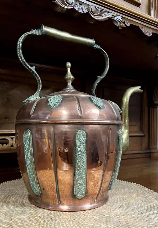 Orientalist kettle in hammered copper, 19th century, pretty shape with chiseled decorations