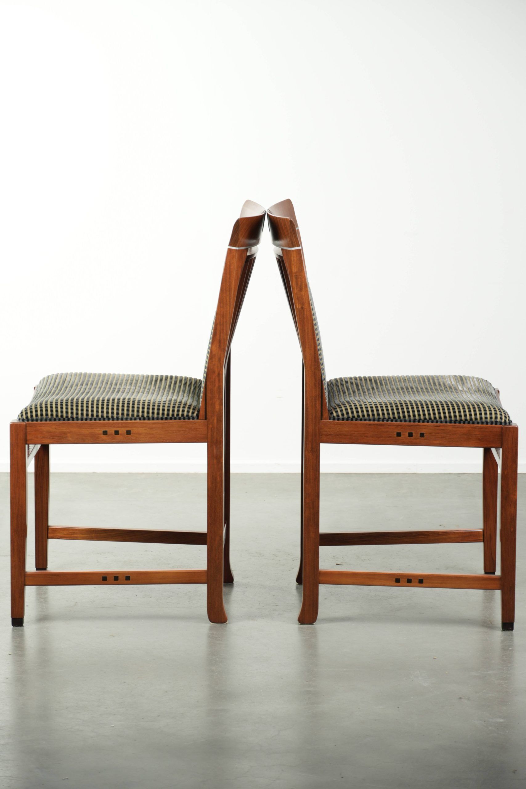 Ensemble de 6 chaises de salle à manger au design Art Déco avec un revêtement en tissu luxueux.