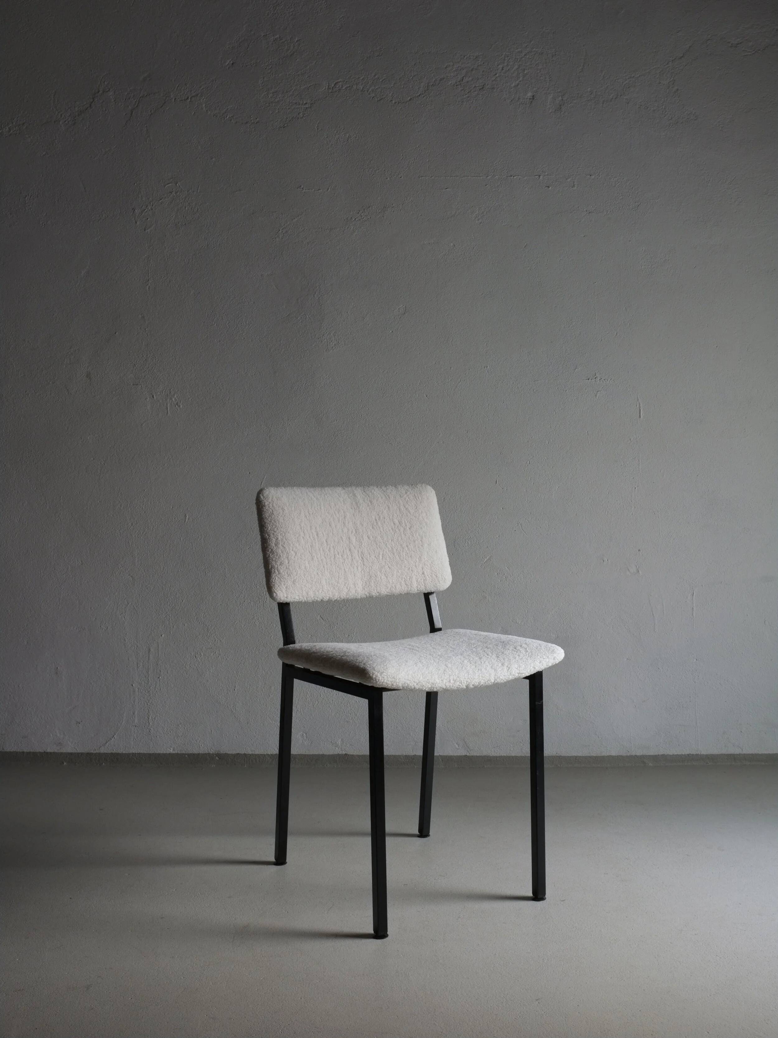 Chaise bouclée en métal noir | Kembo | Pays-Bas | Années 1960