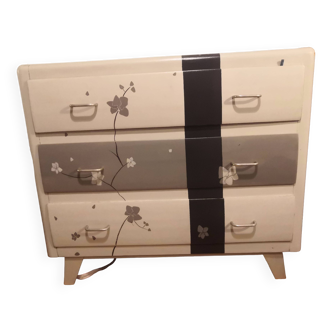 Chest of drawers