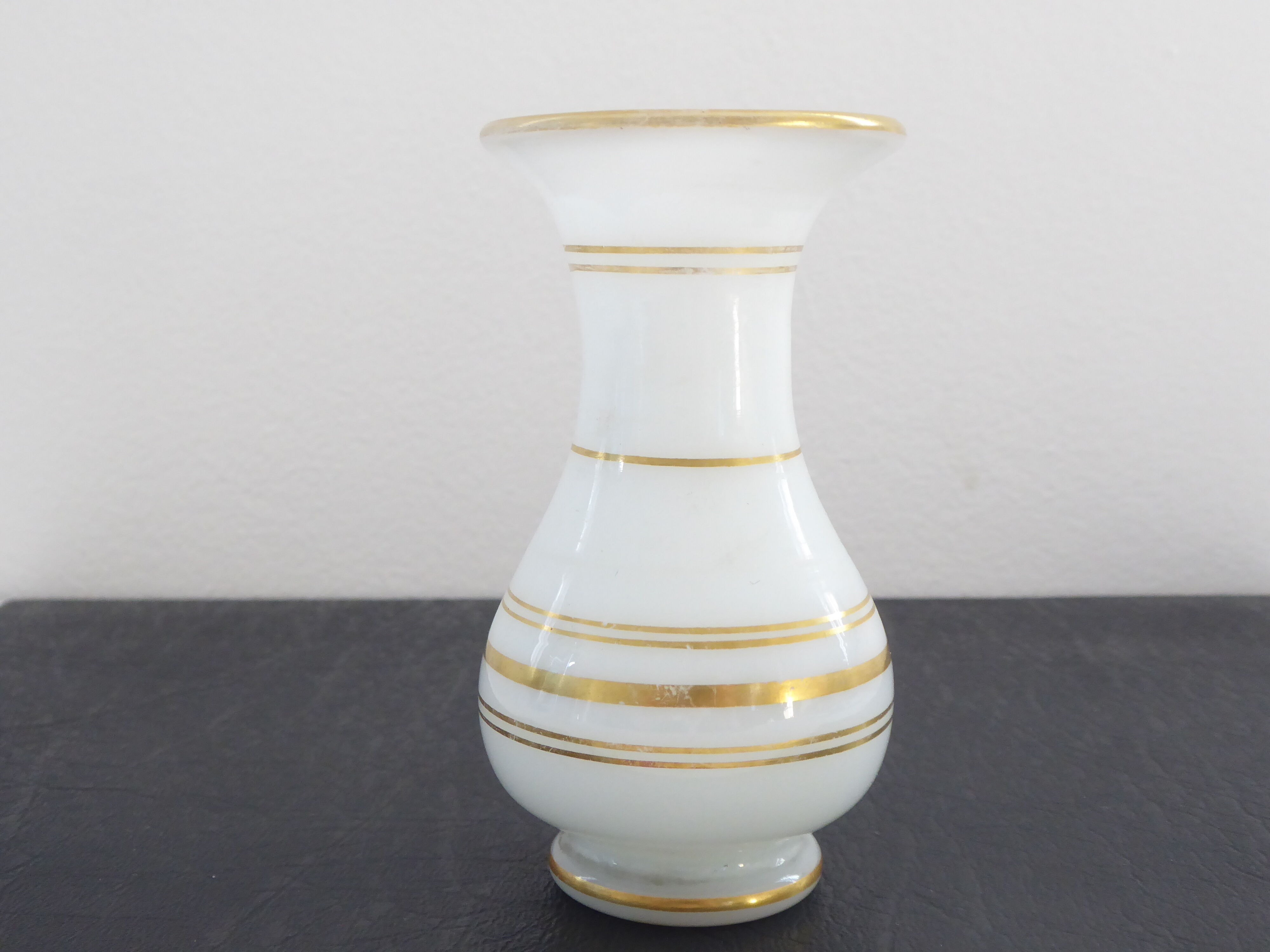 Vase miniature en opaline