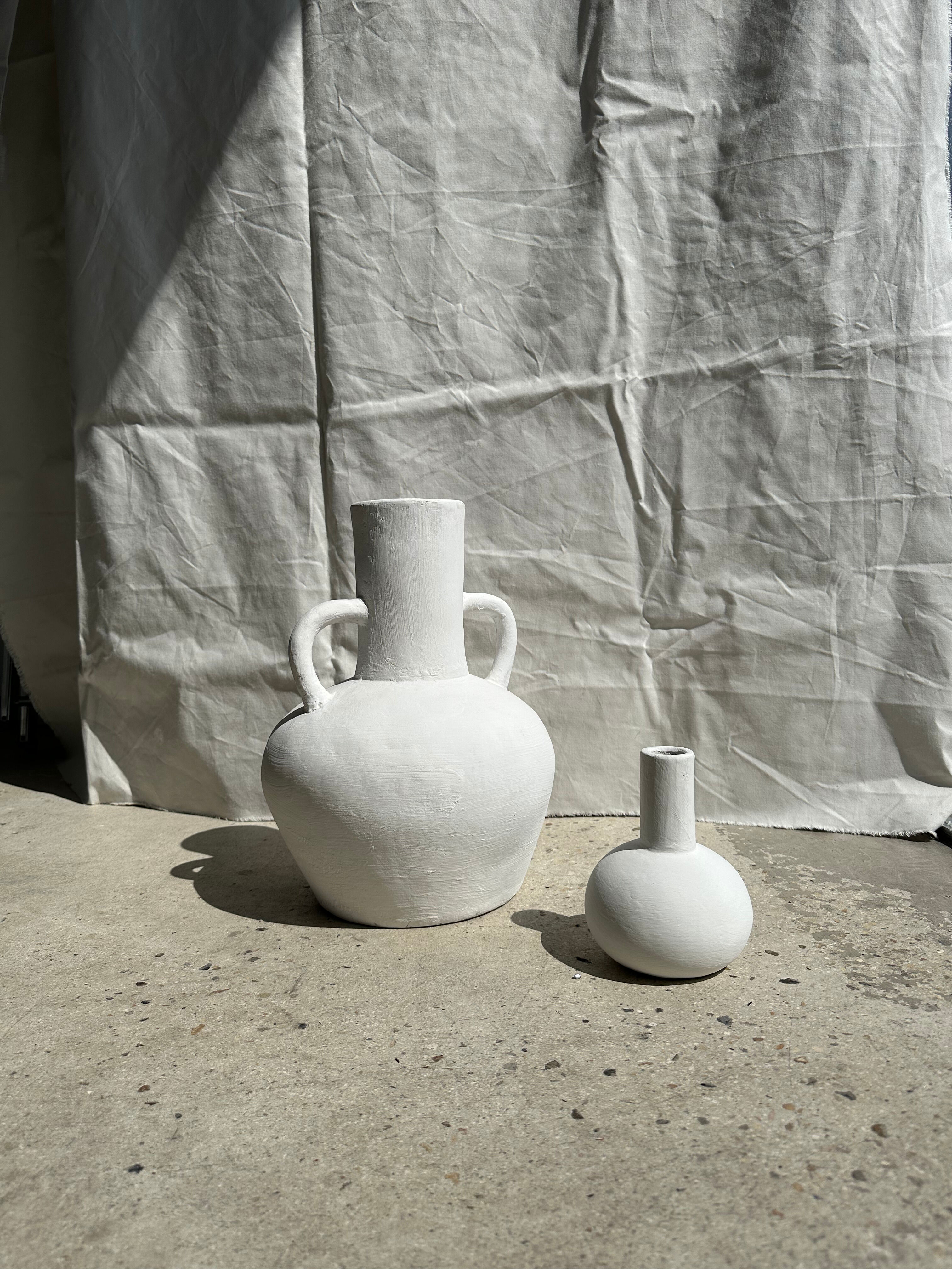 Handmade soliflore drop vase in terracotta painted white h:20 d:15