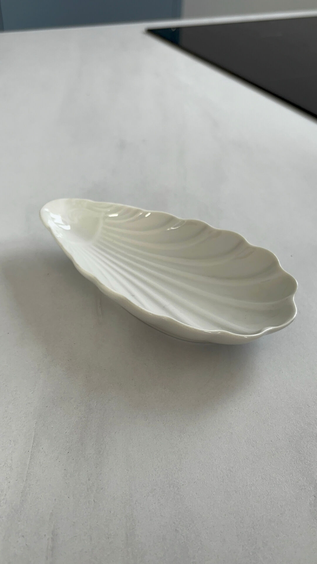 Set of 2 small Pillivuyt porcelain dishes – C-shaped bowls