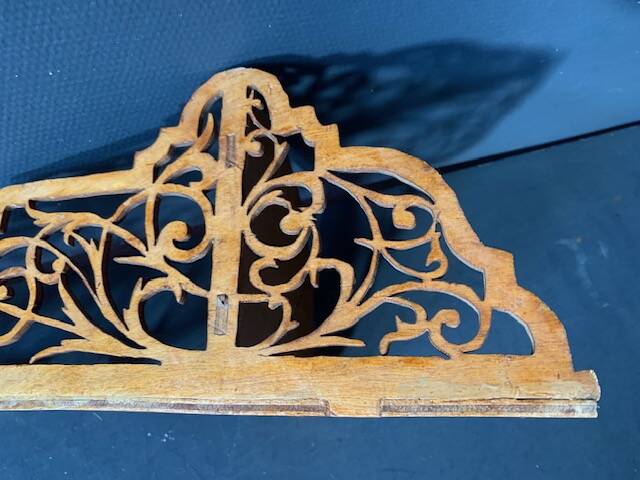 Old wall corner shelf in cut wood from the 1900s