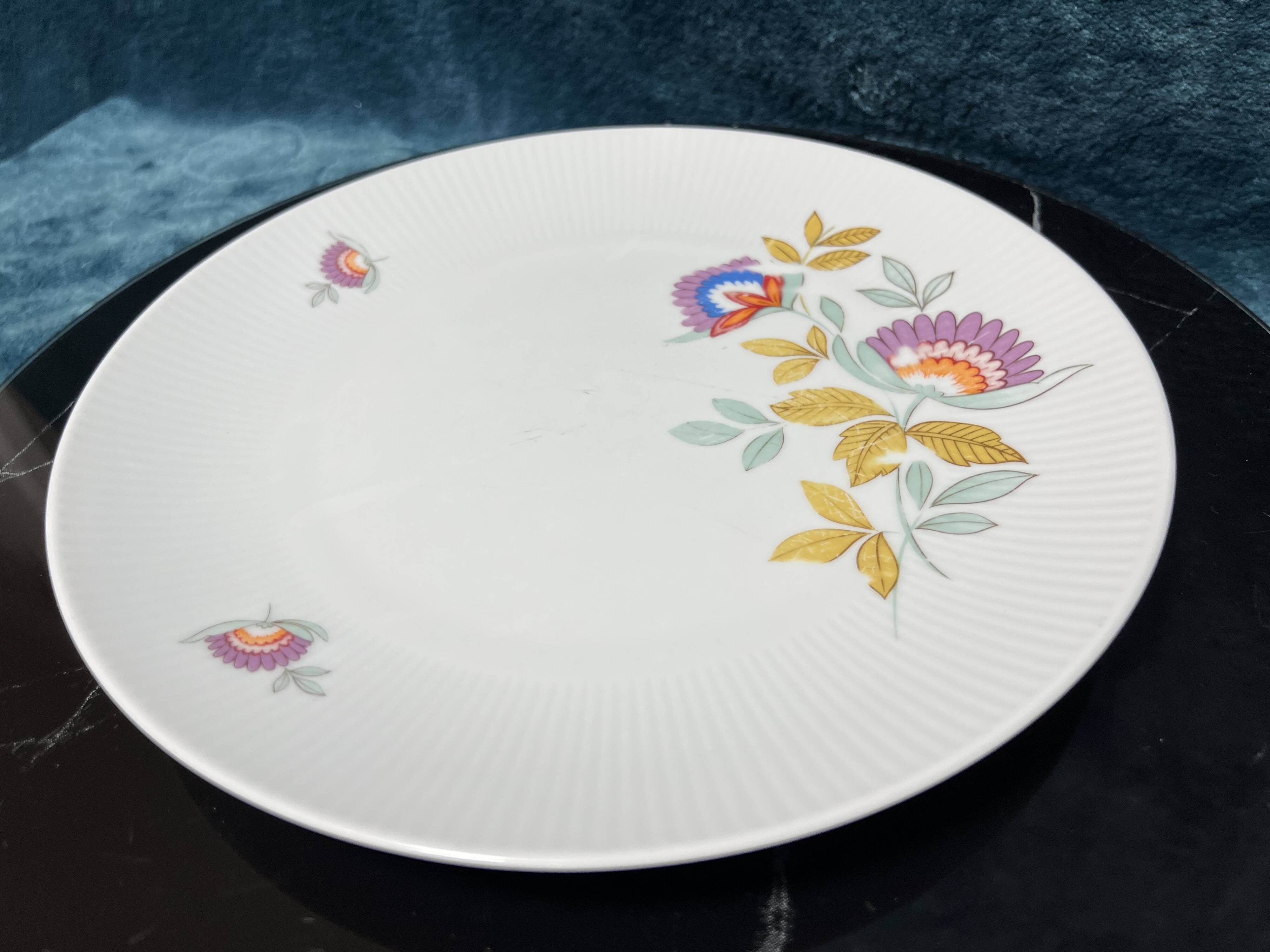 2 flat plates in white porcelain Seltmann Weiden, Bavaria, W. Germany