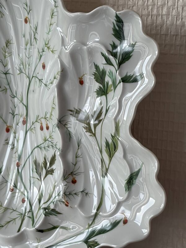 Assiette à huîtres en porcelaine de Limoges BH, décor botanique art nouveau