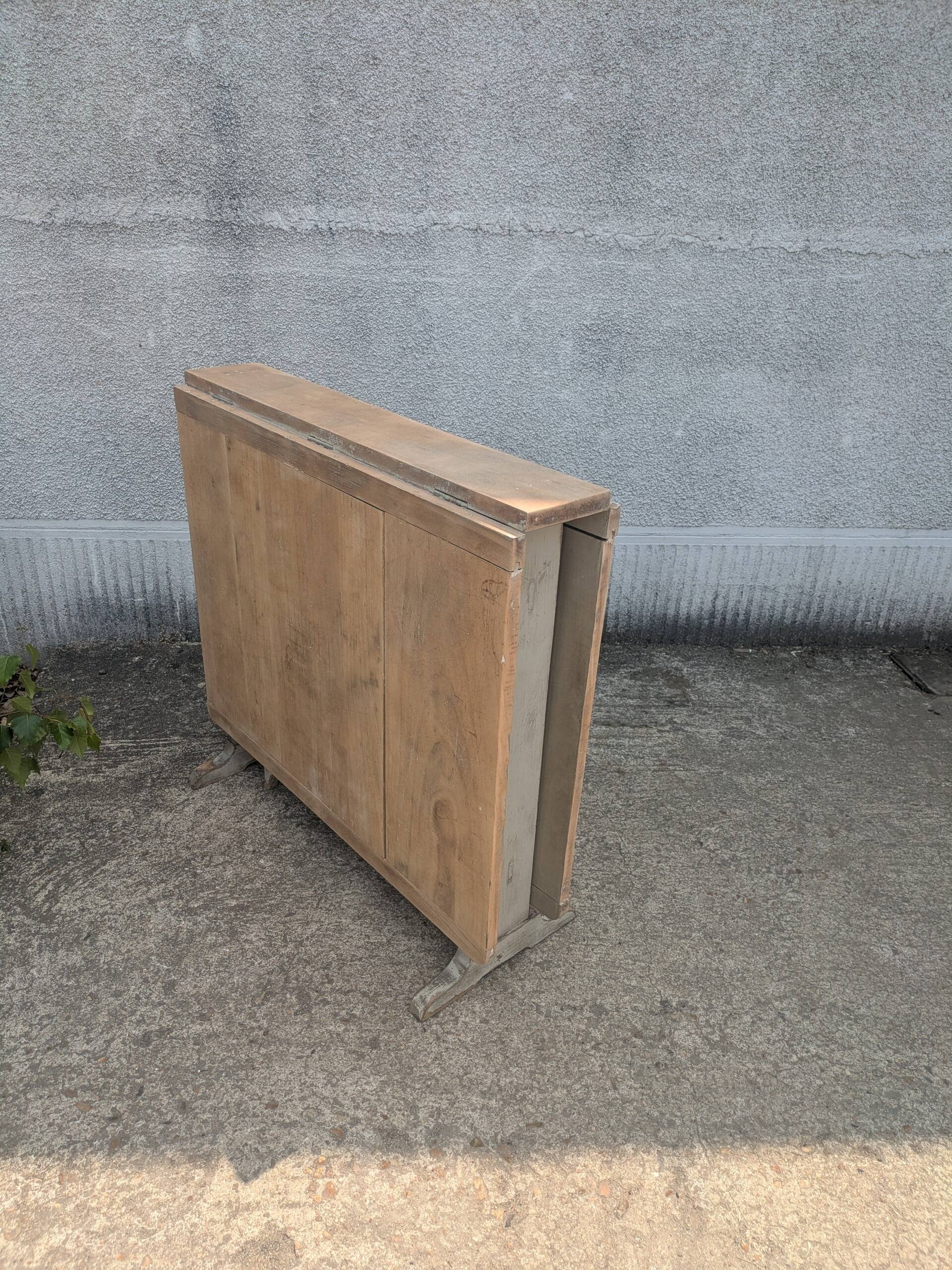 "Very" folding table
