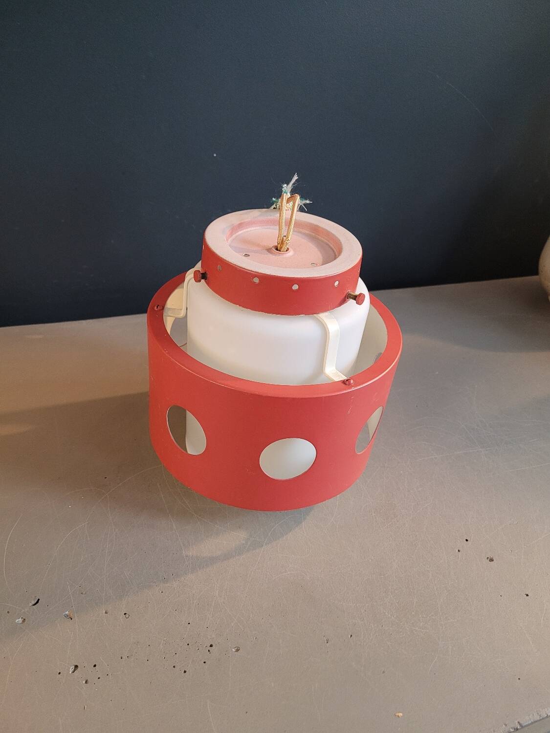 Suspension space-age en opaline et métal