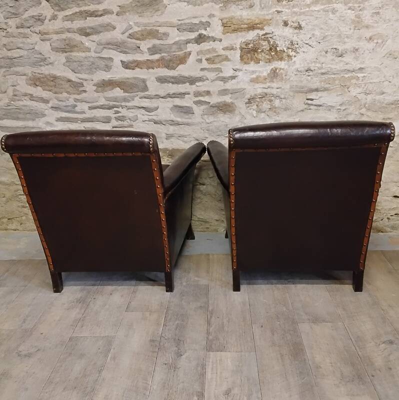Paire de fauteuils club clouté