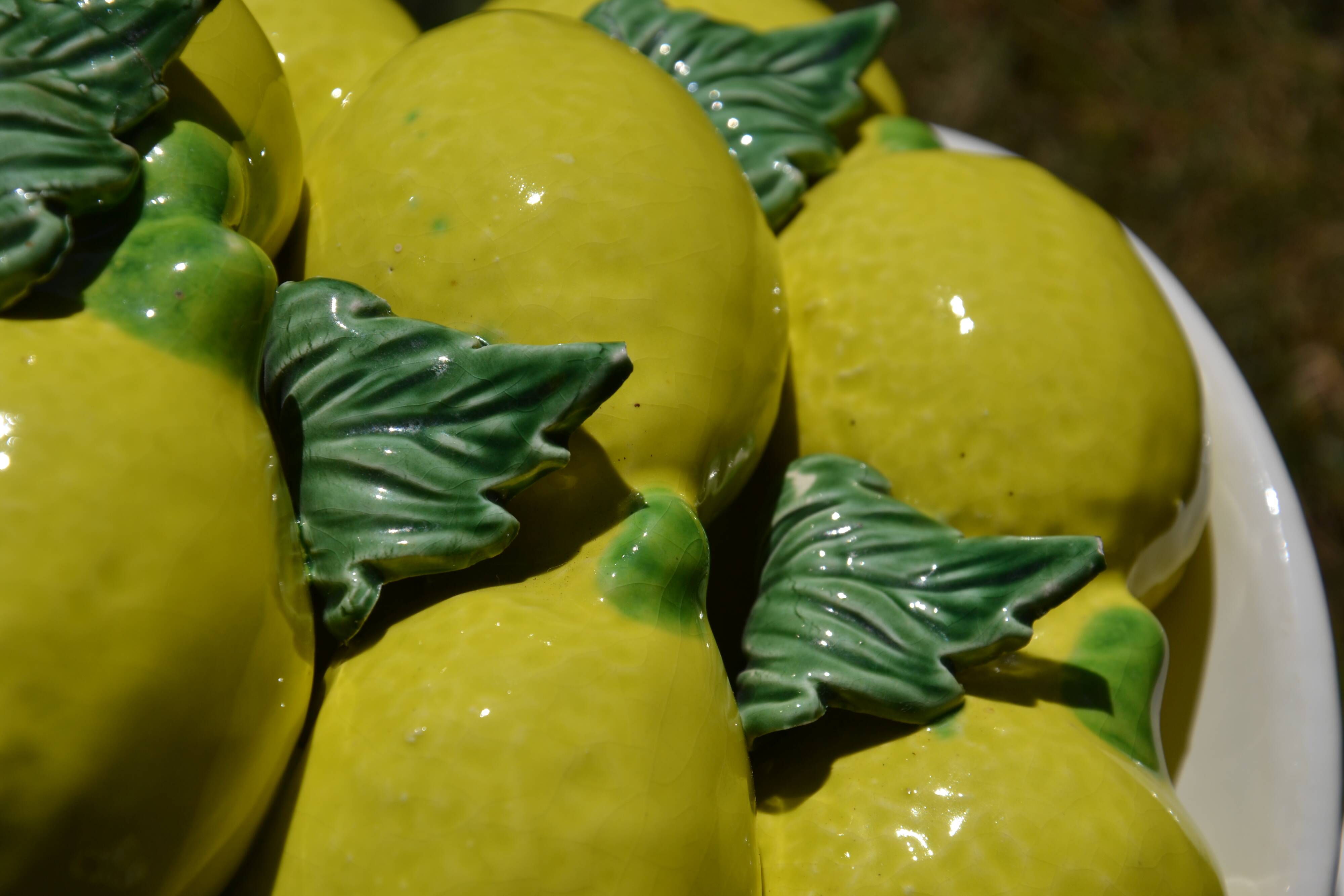 Centrepiece lemons/large fruit bowl in majolica