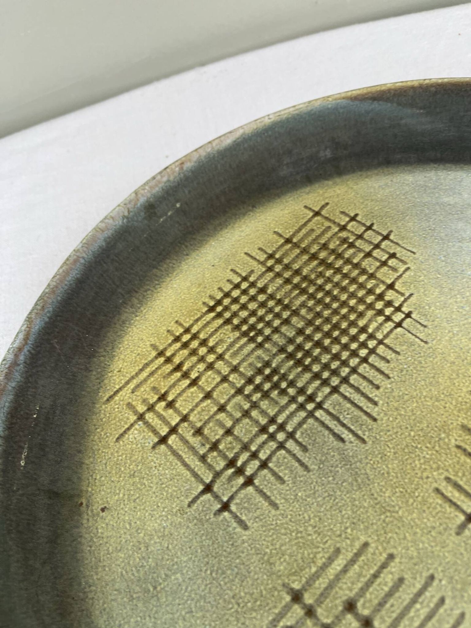 Grand plat en grès émaillé signé Tournay