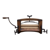 Manual laundry wringer