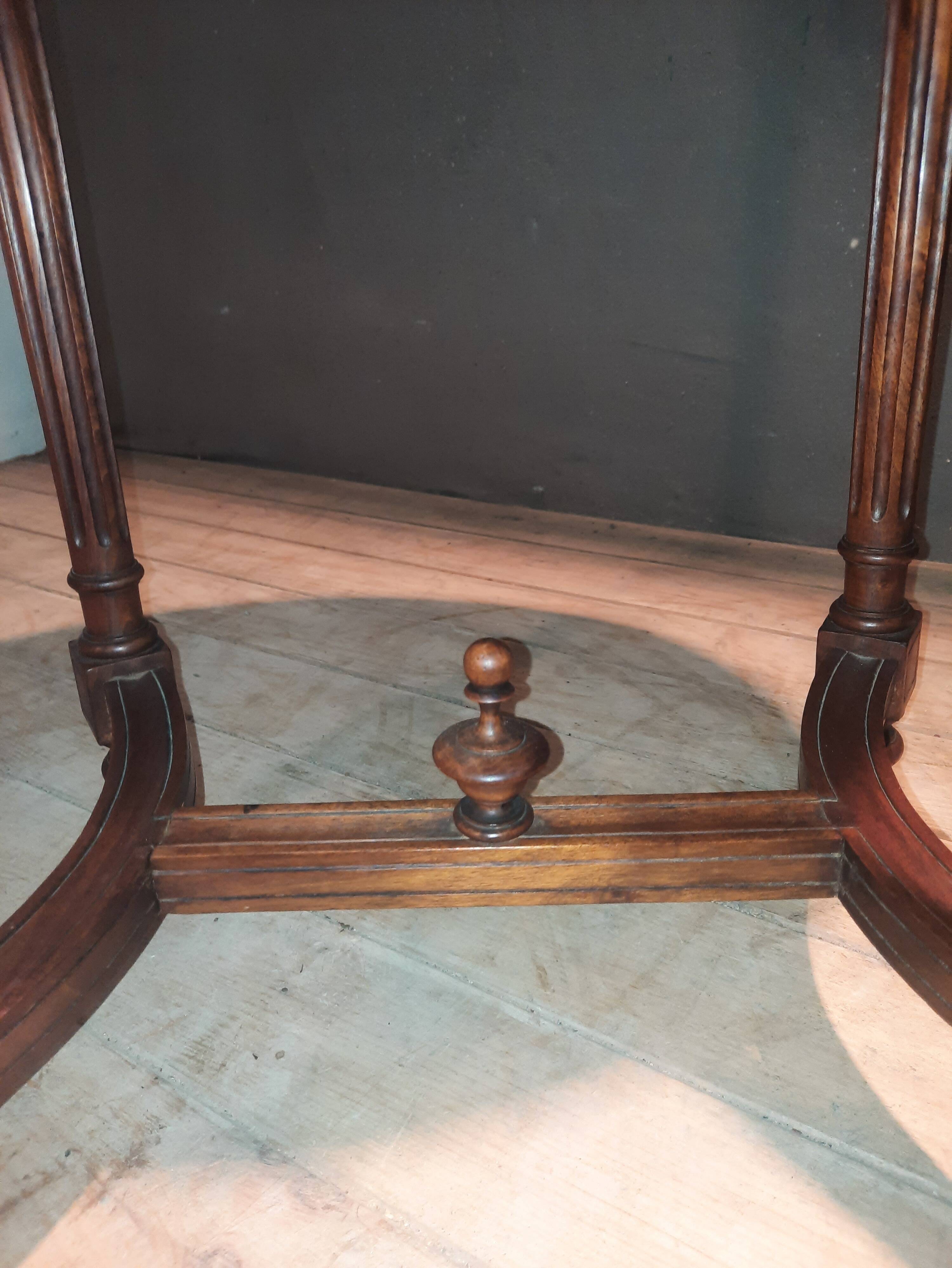 Gueridon oval  style Louis XVI