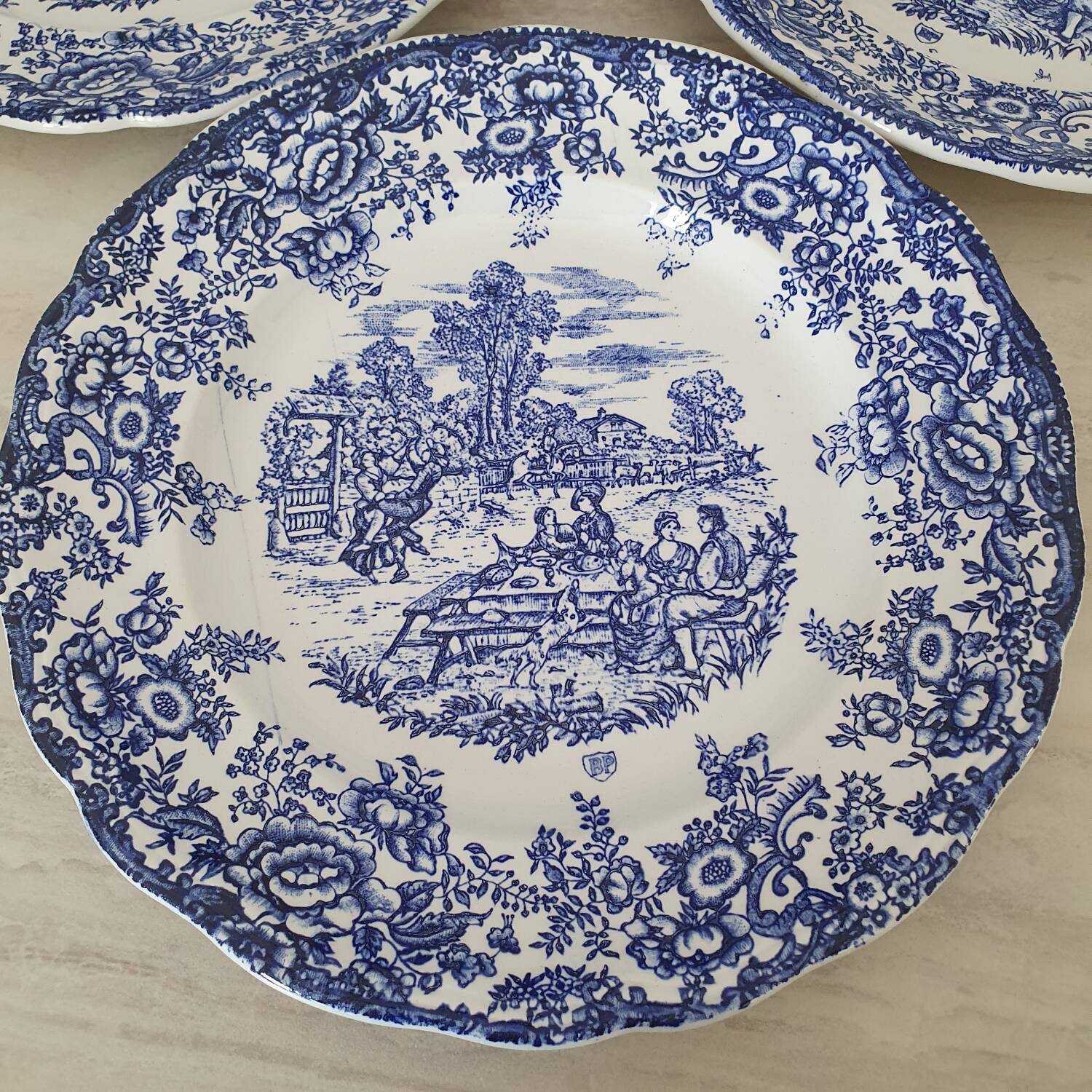 4 earthenware plates with floral and pastoral scene motif