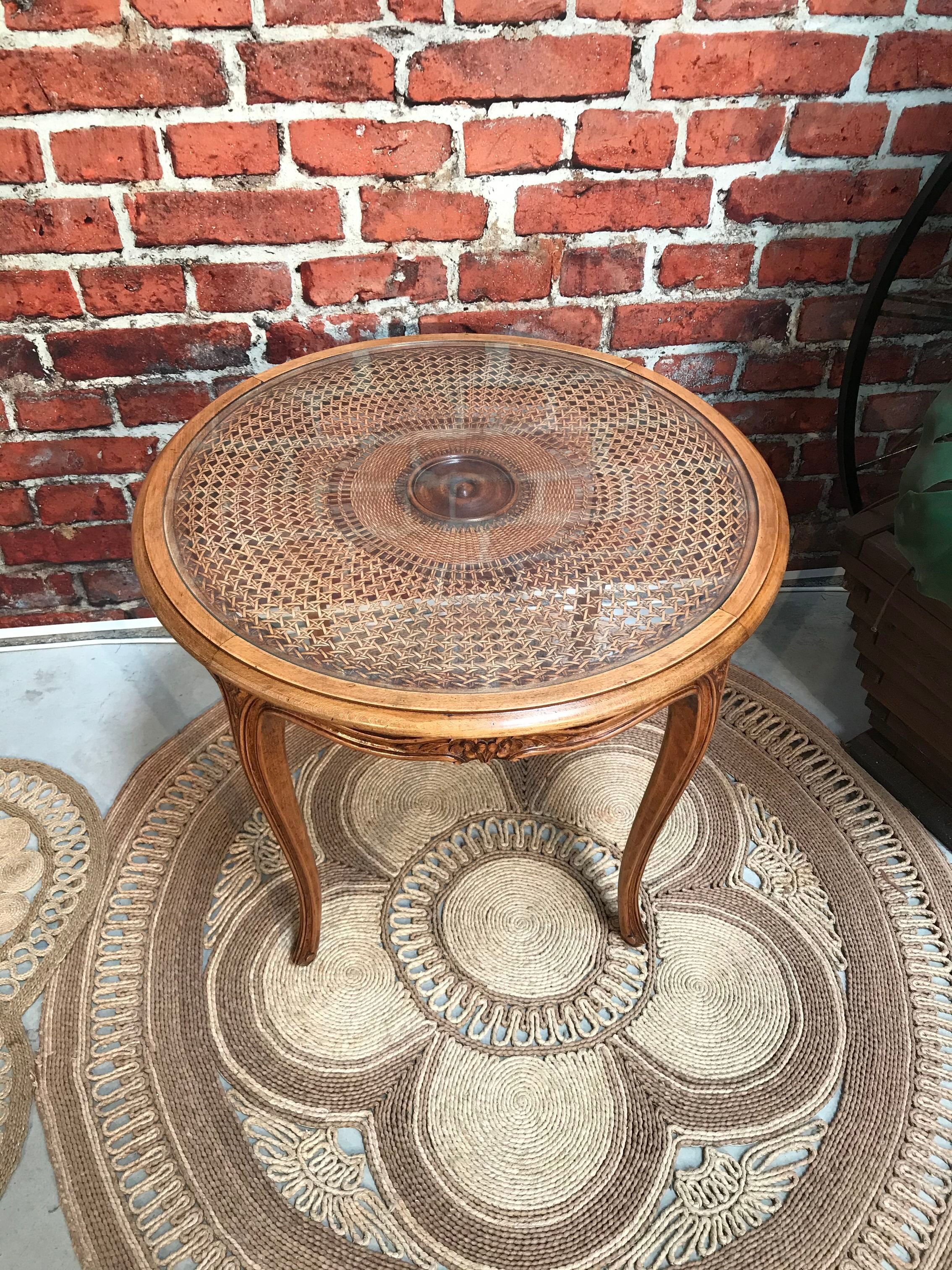 Table basse, cannage sur le plateau
