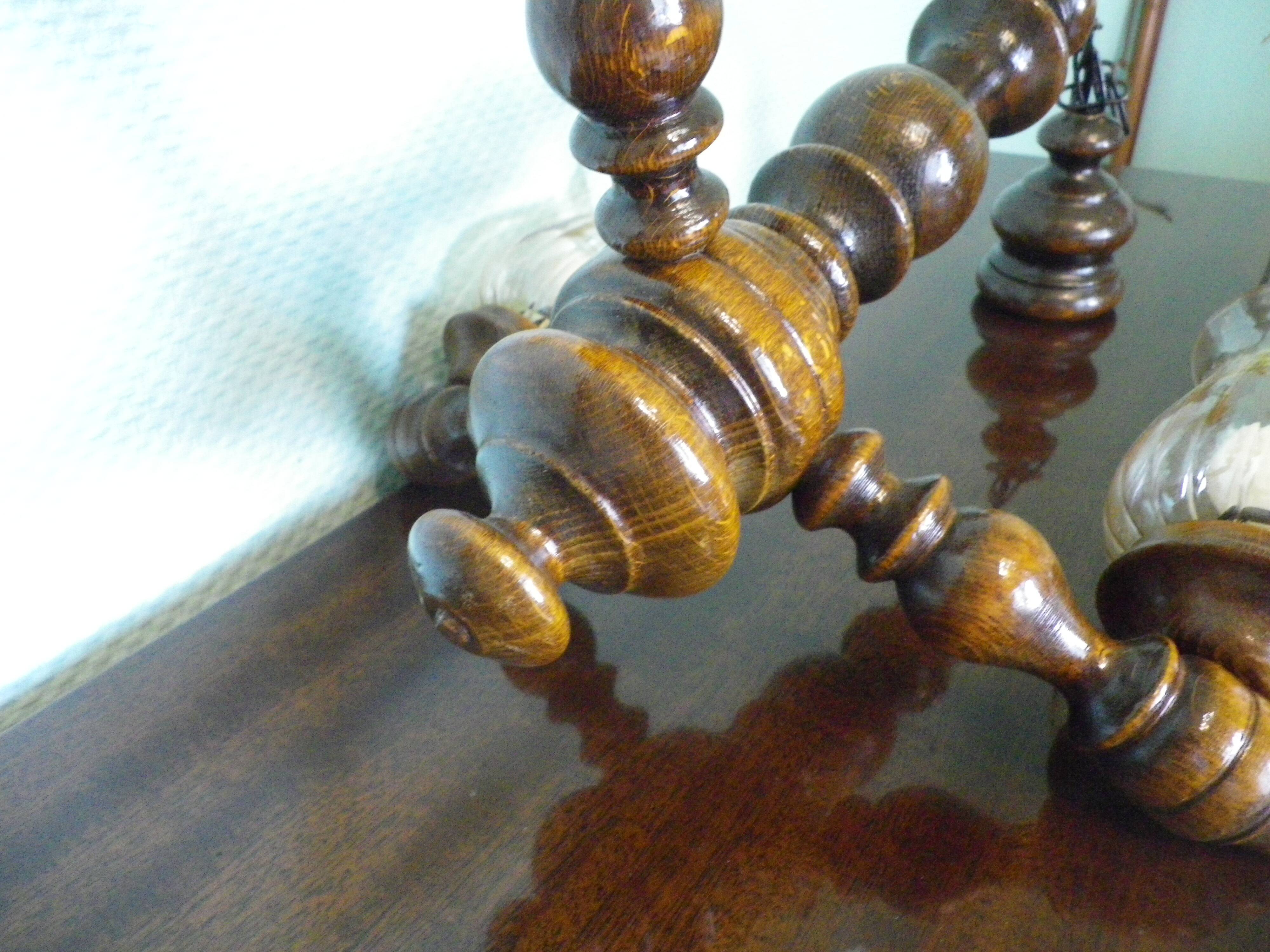 Suspension with three lights, turned varnished wood, amber tulip shade, 1970s.