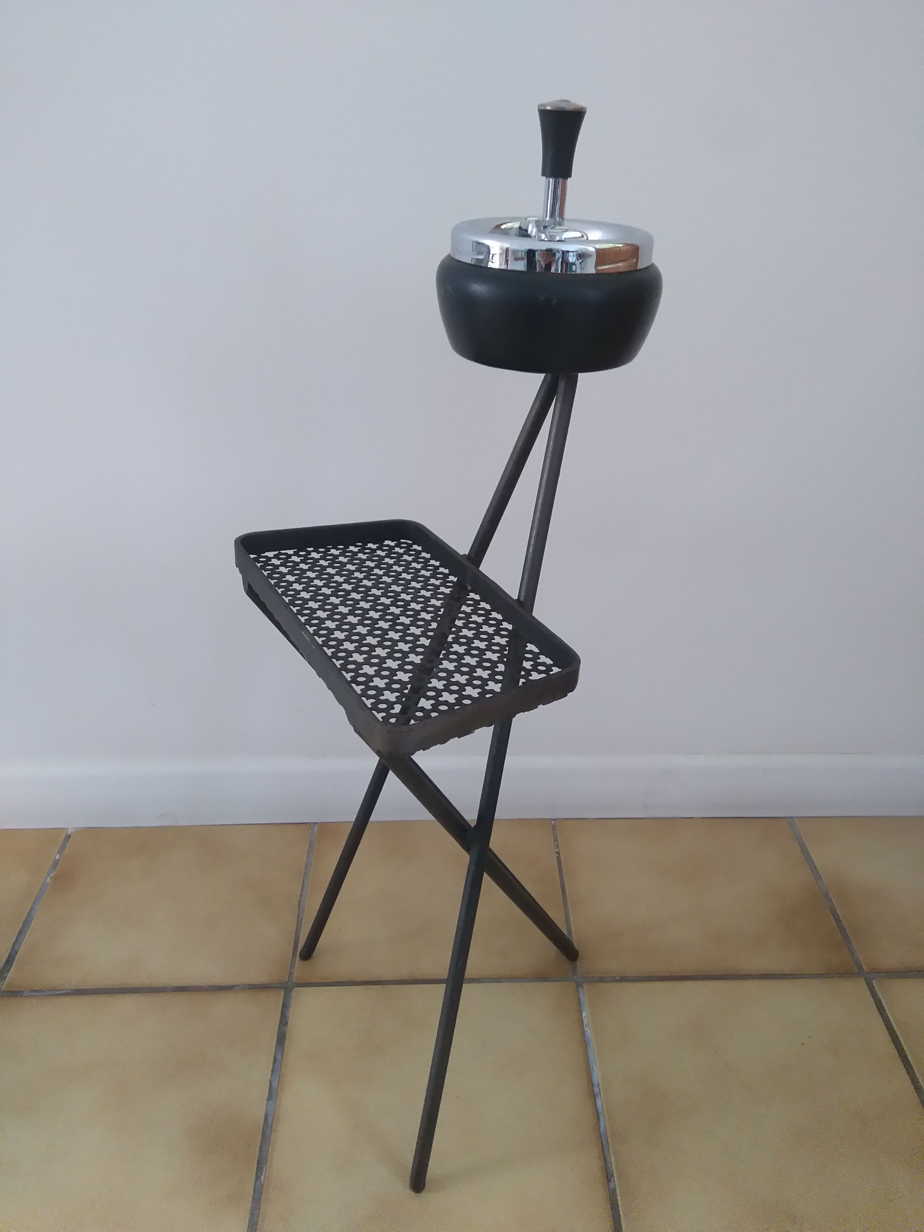 Ashtray on feet