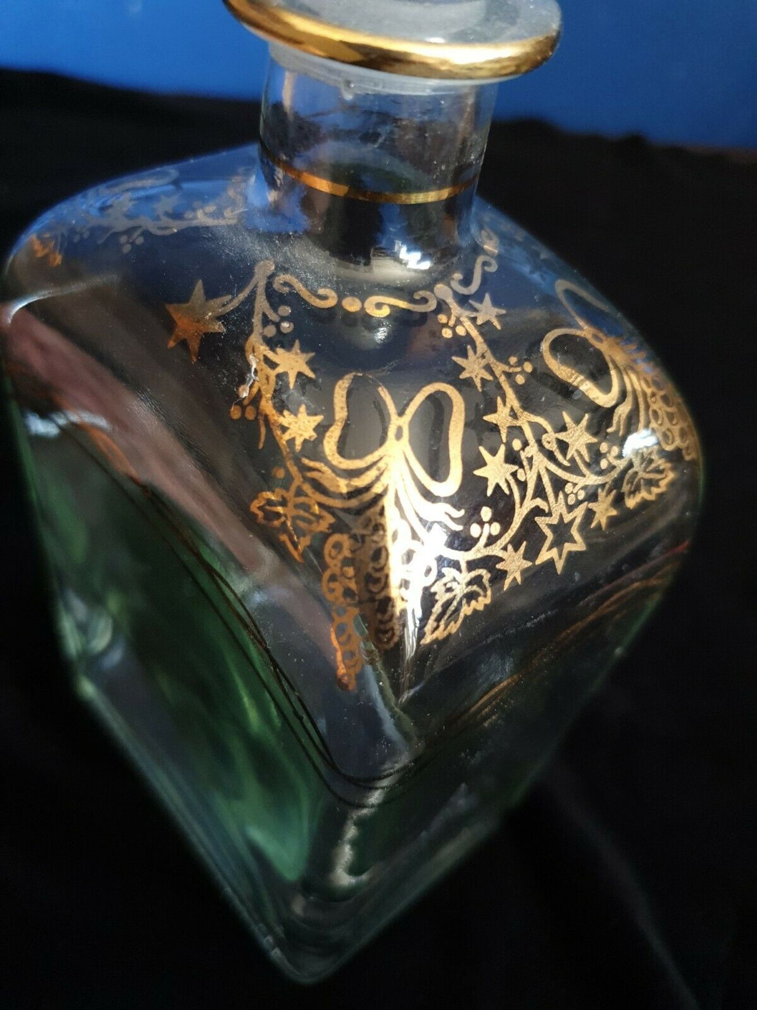 Carafe à liqueur en verre avec motif et dorure.