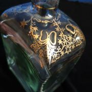 Carafe à liqueur en verre avec motif et dorure.
