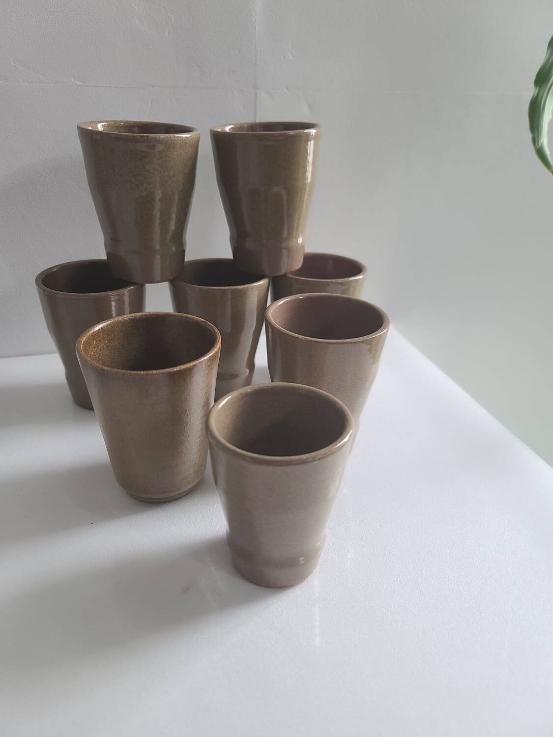 Lot de 8 verres en grès