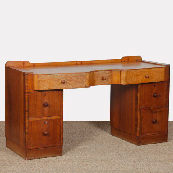 Bureau/dressing table made of burl wood from the 1930s.