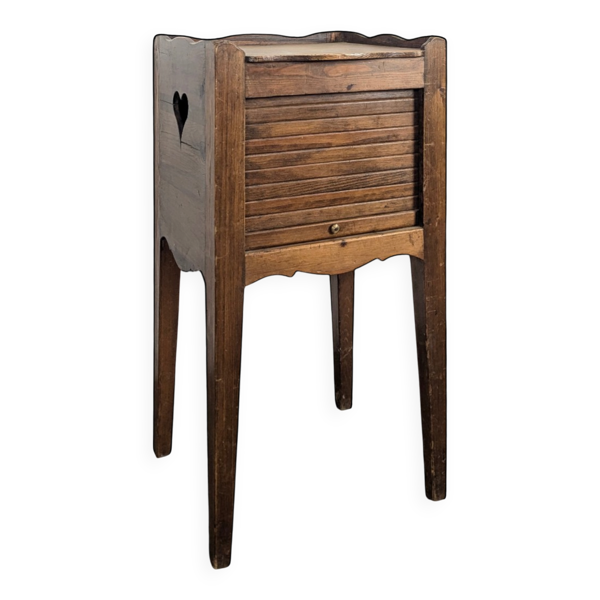 Table de chevet à rideau Louis XVI en noyer à cœurs ajourés