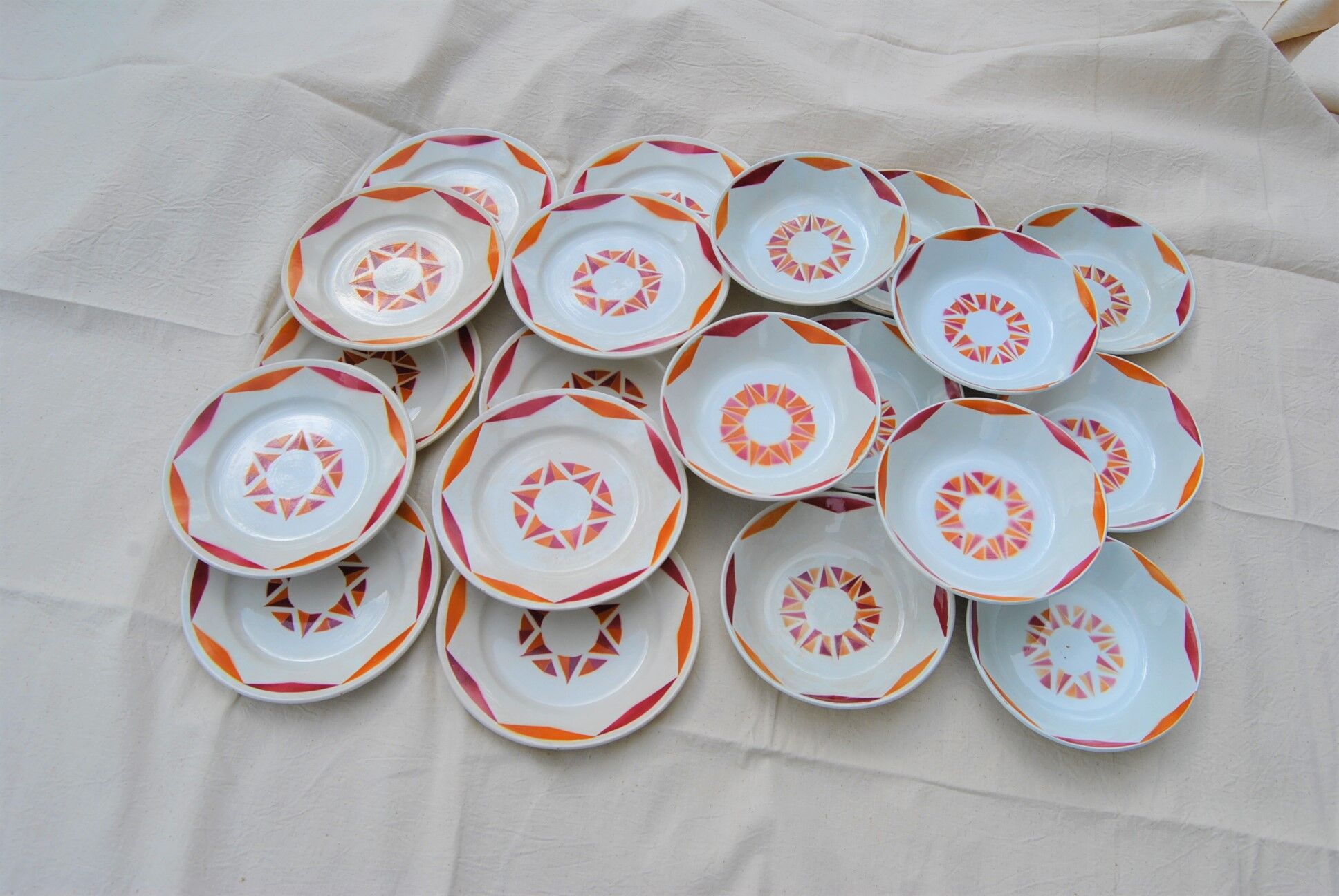 Series of 20 modernist plates Faïencerie de Castres