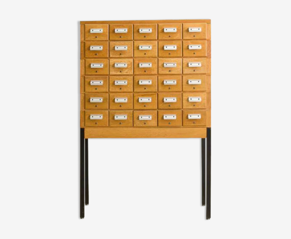 Meuble de métier, composé de 30 tiroirs, reposant sur 4 pieds en acier noir, circa 1950